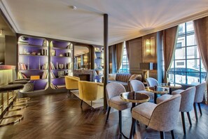 Bar (on property) - Maison Barbes (Paris)