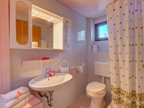 Shower, towels - Beautiful Apartment in West of Slovenia With Garden (Bled)