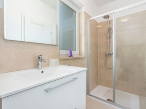 Shower, towels