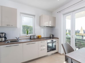 Fridge, oven, stovetop, dishwasher