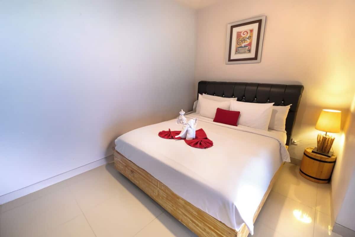 Deluxe Room | Desk, blackout curtains, free WiFi
