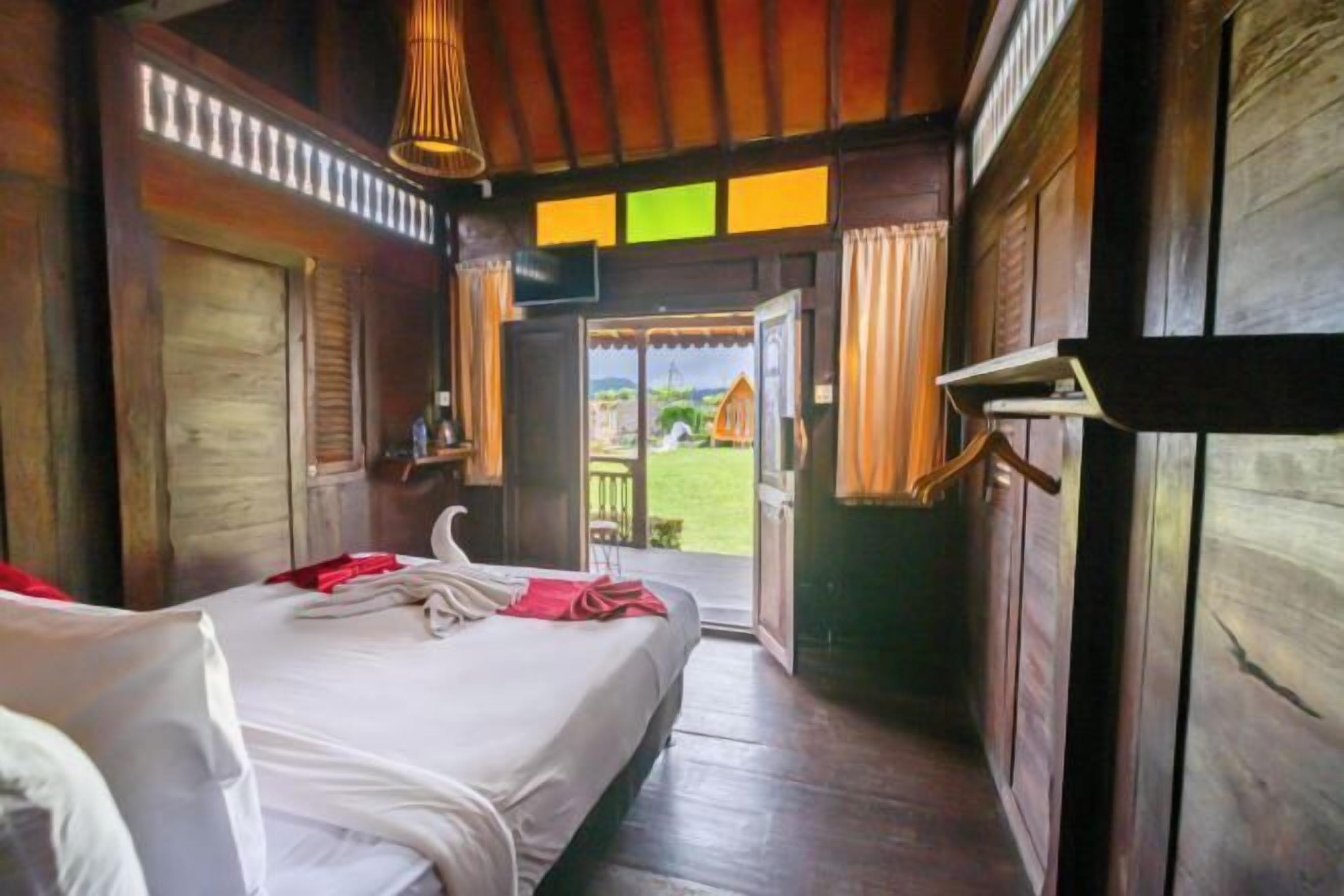 Escritorio, cortinas blackout y wifi gratis 