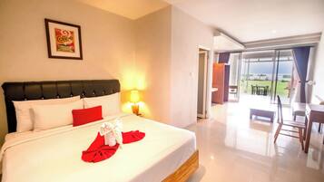 Phòng Deluxe | Bàn, màn/rèm cản sáng, truy cập Internet không dây miễn phí