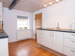 House | Private kitchen - Enchanting Cottage in Oksbol Oasis-by Traum (Nordborg)