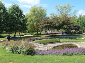 A park with a pond, walking paths, and benches. - 4 Star Holiday Home in Nordborg (Nordborg)