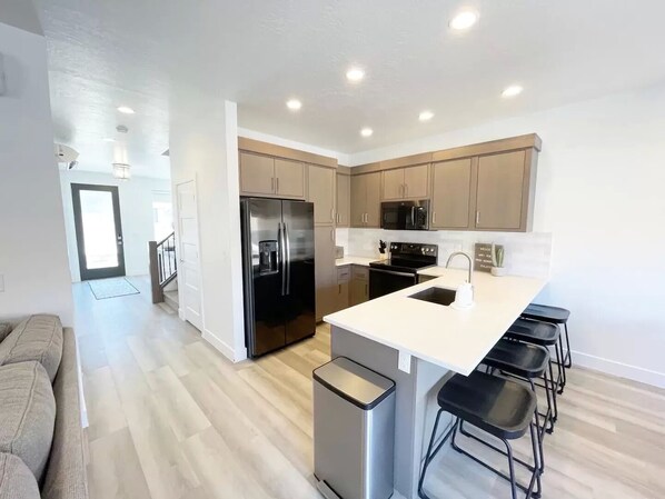 Jääkaappi, mikroaaltouuni, uuni, liesi