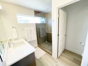 Ensemble douche/baignoire, sèche-cheveux, serviettes fournies, savon