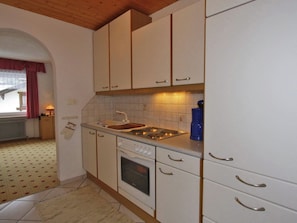 Kühlschrank, Ofen, Wasserkocher mit Kaffee-/Teezubehör