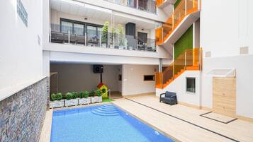 Una piscina al aire libre