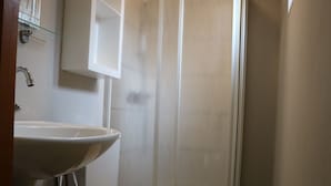 Bathroom - Inviting Holiday Home in Hulshorst With Garden (Hulshorst)
