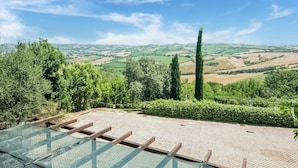 A terrace with a view of rolling hills and a clear sky. - Apartment in Noble Villa Near Ecological Park (Mombaroccio)