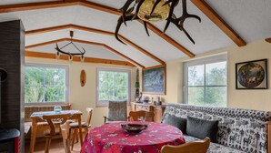 A cozy interior with a round table, wooden chairs, a sofa, and a fireplace. - Home in Steinbach-hallenberg (Steinbach-Hallenberg)