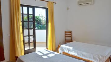 4 habitaciones, muebles diferentes y tabla de planchar con plancha