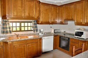 Maison | Cuisine privée | Micro-ondes, plaque de cuisson, cafetière/bouilloire