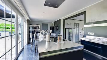 Villa | Private kitchen | Microwave