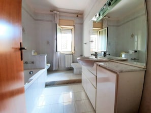 Combined shower/tub, towels - Urbane Holiday Home in Delia Near Castello Normanno (Delia)