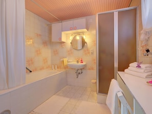 Combined shower/tub, towels