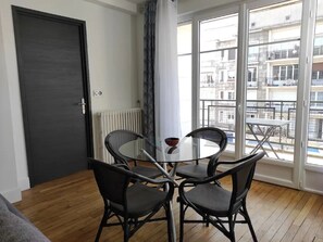 Dining - Premium Apartment in Charleville-mézières Near Centre (Charleville-Mezieres)