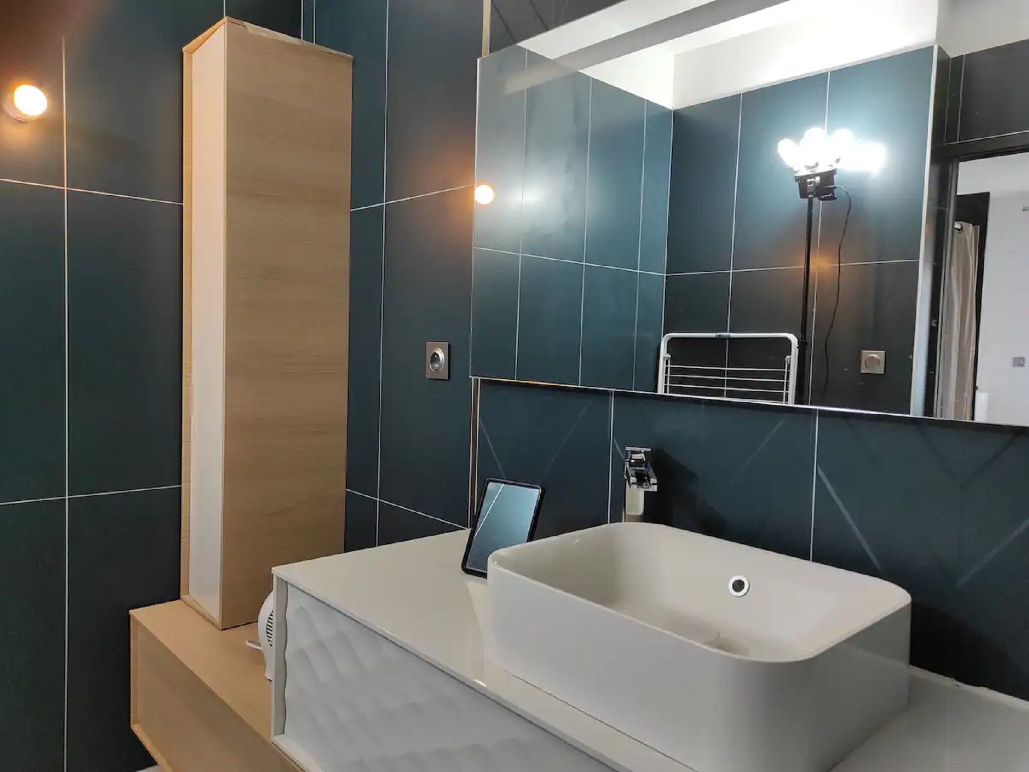 Bathtub, towels