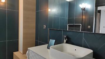 Bathtub, towels