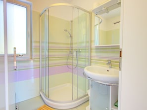 Apartment | Bathroom | Shower, towels