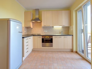 Apartment | Private kitchen | Fridge, oven