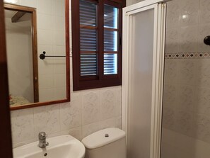 Shower, towels - Lovely Holiday Home in Jimena de la Frontera With Pool (Jimena de la Frontera)