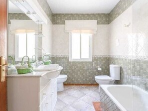 Bathtub, towels - Scenic Holiday Home in Málaga With Private Pool! (Canillas de Albaida)
