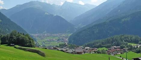 Ein Tal mit einer kleinen Stadt, umgeben von Bergen.
