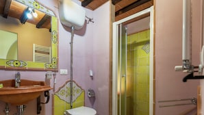 Bathroom - Elegant Farmhouse in Cortona With Swimming Pool (Cortona)