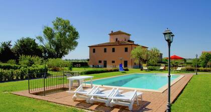 Elegant Farmhouse in Cortona With Swimming Pool