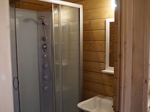 Shower, towels - Alluring Holiday Home in Ultramort With Air-to-air Heatpump (Ultramort)