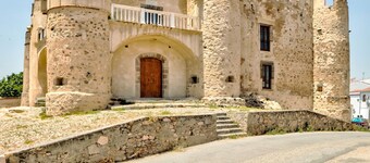 Chic Holiday Home in Valencia del Ventoso With Garden