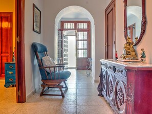 Reception - Chic Holiday Home in Valencia del Ventoso With Garden (Valencia del Ventoso)