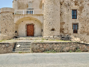 Exterior - Chic Holiday Home in Valencia del Ventoso With Garden (Valencia del Ventoso)