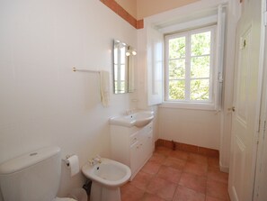 Combined shower/tub, towels