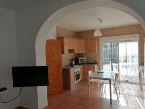House | Private kitchen | Electric kettle - Private Pool Retreat Almogia (Almogia)