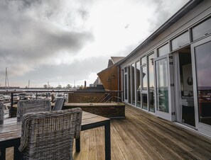 Apartment | Balcony - Beautiful Penthouse With a View Over the Lake (Uitgeest)