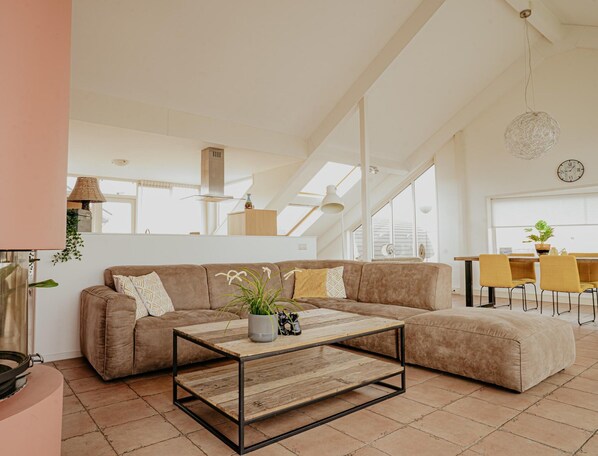Apartment | Living room - Beautiful Penthouse With a View Over the Lake (Uitgeest)