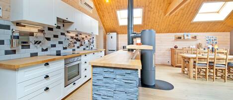 Cottage | Private kitchen | Microwave