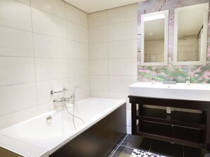 Badewanne, Haartrockner, Handtücher