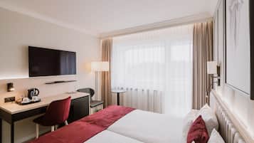 Minibar, Zimmersafe, Schreibtisch, Verdunkelungsvorhänge