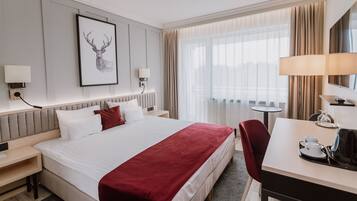 Minibar, coffres-forts dans les chambres, bureau, rideaux occultants