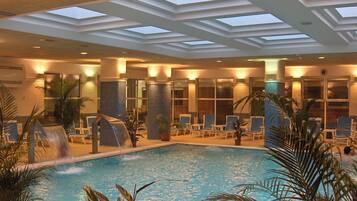 5 piscines couvertes, chaises longues