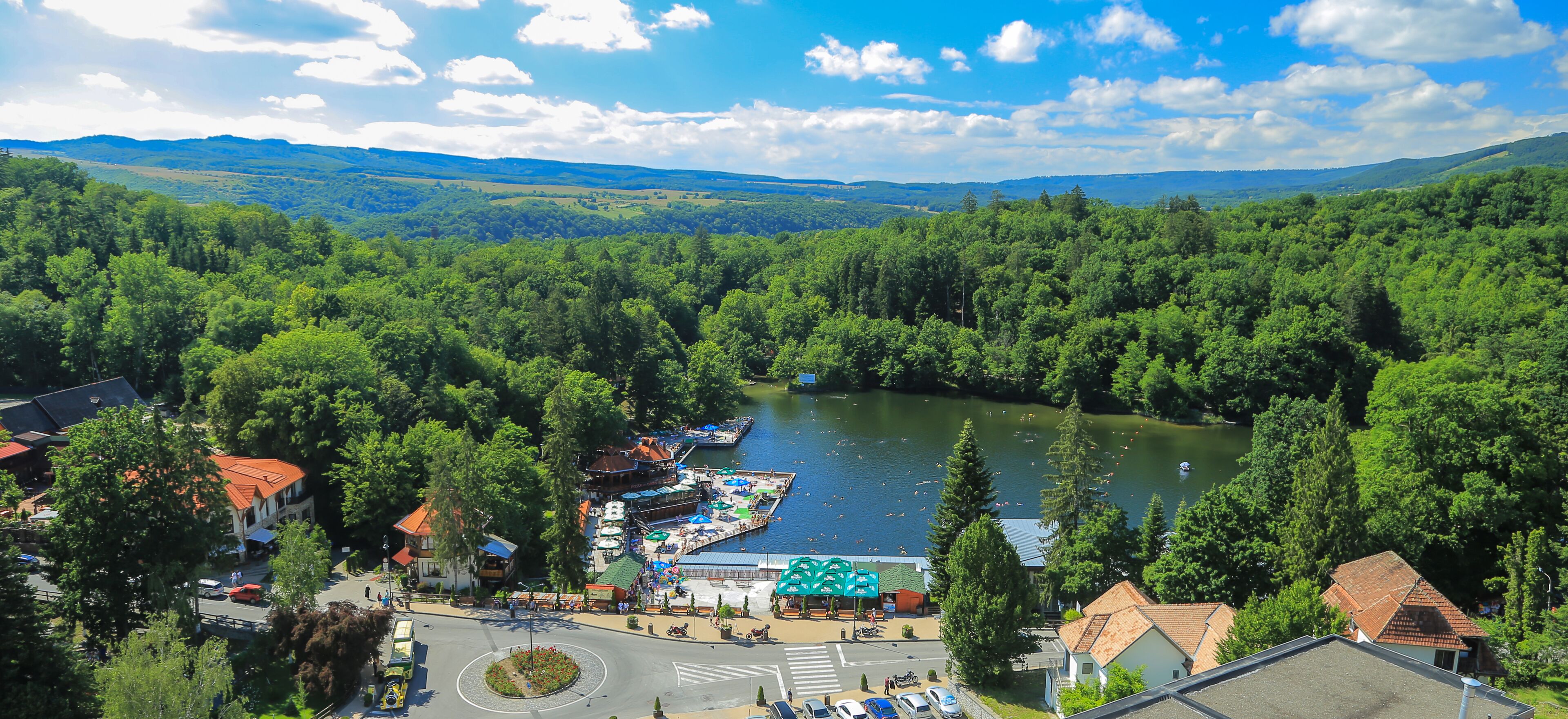 Une ville riveraine dotée d’un quai, de bâtiments et d’un rond-point.