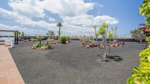 A rooftop garden with various plants and a pergola structure. - Holiday Villa Capricho with Sea & Mountain View & Pool (Lanzarote)