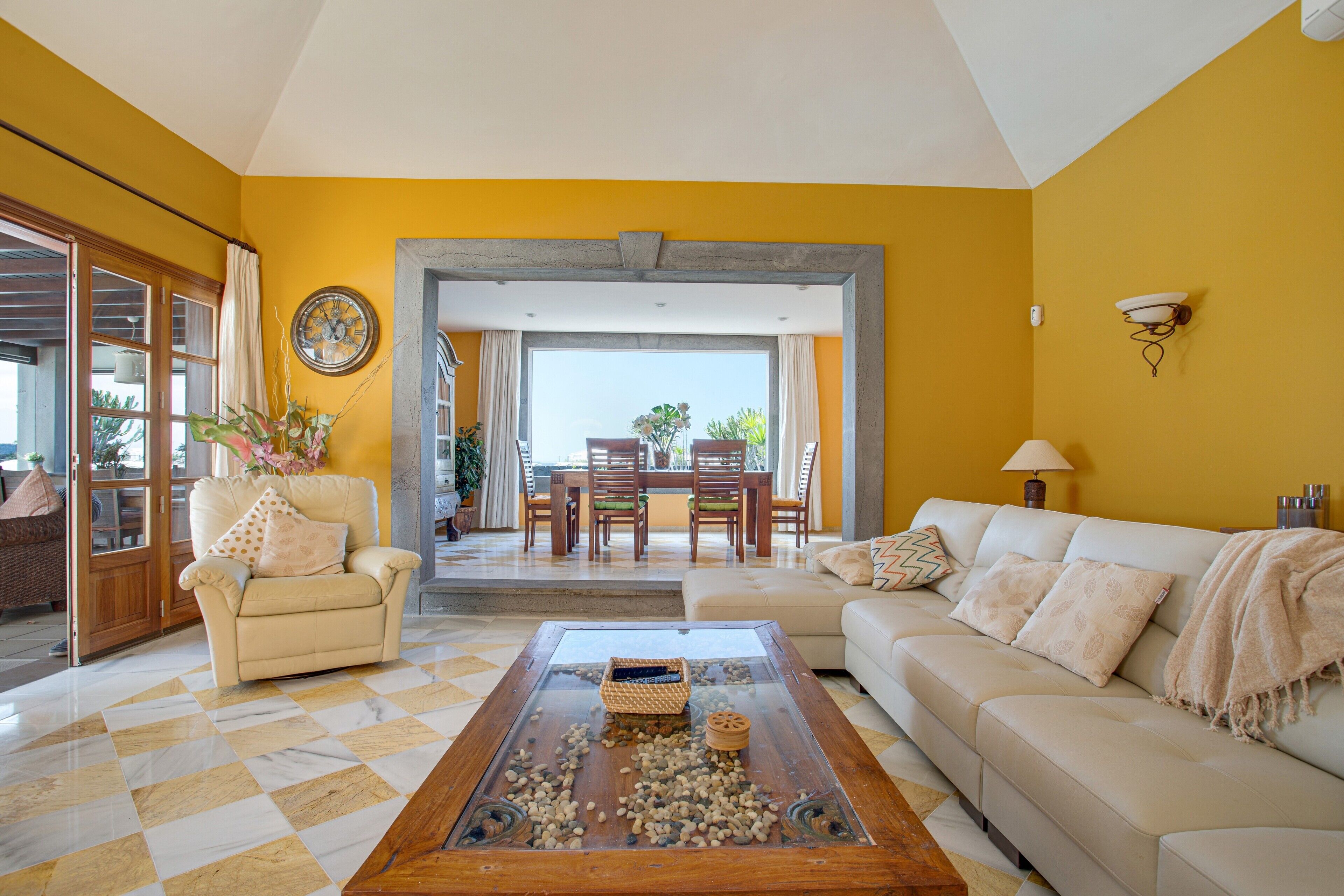 Een televisie en een dvd-speler