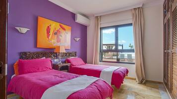 3 slaapkamers, een strijkplank/strijkijzer, gratis wifi, beddengoed