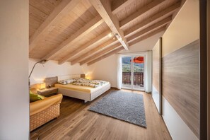 2 bedrooms, free WiFi, bed sheets - Vacation Apartment "Panoramawohnung Annaheim" with Mountain View, Balcony & Garden (Rifiano)