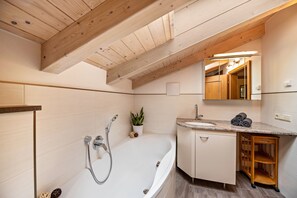 Badewanne, Haartrockner, Handtücher